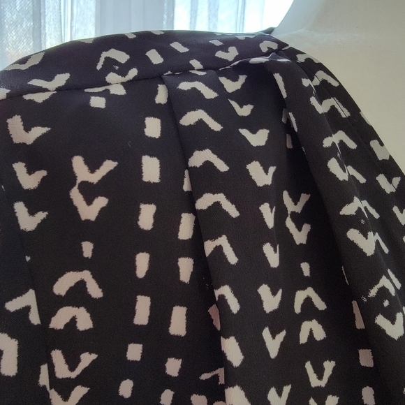 EUC Collective Concepts Black White Long Sleeve Vneck Shorts Romper Size M - Picture 6 of 10